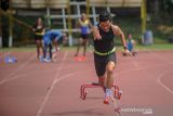 Atlet Peparnas Kontingen Jawa Barat menjalani pemusatan latihan di Gor Pajajaran, Bandung, Jawa Barat, Rabu (13/10/2021). Latihan tersebut ditujukan untuk persiapan atlet dalam menghadapi Peparnas XVI yang akan diselenggarakan pada 2 November hingga 15 November mendatang. ANTARA FOTO/Raisan Al Farisi/agr