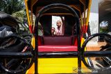 Bantuan betor usaha ekonomi produktif. Petugas Dinas Sosial mengecek kelengkapan becak motor (betor) sebelum diserahkan kepada warga penerima di kantor Dinas Sosial Kabupaten Aceh Utara, Aceh, Jumat (15/10/2021). Bantuan betor mesin penumpang dan barang program Usaha Ekonomi Produktif (UEP) perorangan yang disalurkan melalui Dinas Sosial itu sebagai respon cepat pemerintah memulihkan ekonomi warga di tengah pandemi COVID-19 sekaligus mendorong percepatan Pemulihan Ekonomi Nasional (PEN). ANTARA FOTO/Rahmad