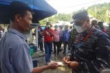 Danlantamal Padang traktir pelajar Mentawai bakso 