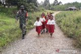 Personel TNI jalan santai bersama siswa SD Boven Digoel