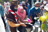 Sejumlah pelajar dan guru cuci tangan saat peringatan Hari Cuci Tangan Sedunia di SDN Banjaran 4 Kota Kediri, Jawa Timur, Jumat (15/10/2021). Kegiatan itu sekaligus mendisiplinkan pelajar untuk menjaga kebersihan dengan mencuci tangan menghindari penyebaran COVID-19. Antara Jatim/ Asmaul Chusna