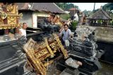 Warga mengamati puing-puing bangunan tempat ibadah yang rusak akibat gempa di kawasan Besakih, Karangasem, Bali, Sabtu (16/10/2021). Gempa bumi dengan magnitudo 4,8 SR terjadi di darat pada jarak delapan kilometer barat laut Karangasem dengan kedalaman 10 km pada Sabtu (16/10) pukul 04.18 Wita. ANTARA FOTO/Fikri Yusuf/nym.