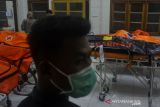 Petugas medis mengidentifikasi jenazah korban siswa tenggelam di IGD RSUD Ciamis, Jawa Barat, Jumat (15/10/2021). Sebanyak 11 siswa MTS Harapan Baru yang mengikuti kegiatan pramuka susur sungai tewas tenggelam dan dua siswa kritis. ANTARA FOTO/Adeng Bustomi/agr
