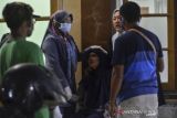 Keluarga korban menangis saat menunggu hasil indentifikasi korban tenggelam di RSUD Ciamis, Jawa Barat, Jumat (15/10/2021). Sebanyak 11 siswa MTS Harapan Baru yang mengikuti kegiatan pramuka susur sungai tewas tenggelam dan dua siswa kritis. ANTARA FOTO/Adeng Bustomi/agr