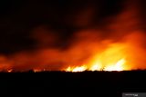 Lahan tebu terbakar di Kota Madiun, Jawa Timur, Jumat (15/10/2021) malam. Menurut warga di sekitar lokasi, pada 13 Oktober lalu juga terjadi kebakaran di lahan milik Pemkot Madiun tersebut dan belum diketahui penyebabnya. Antara Jatim/Siswowidodo/zk.