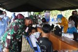 Panglima Komando Operasi TNI Angkatan Udara (Pangkoopsau) II Marsda TNI Minggit Tribowo (kiri) meninjau pelaksanaan vaksinasi saat digelar Serbuan Vaksinasi COVID-19 di RSAU dr Efram Harsana Lanud Iswahjudi Magetan, Jawa Timur, Kamis (14/10/2021). Pangkoopsau II Minggit Tribowo dalam kunjungan kerjanya di Lanud Iswahjudi selain meninjau kegiatan vaksinasi COVID-19 juga meresmikan Common Room Gedung Masrial dan lapangan tembak pistol Weko Nartomo Soewarno. Antara Jatim/Siswowidodo/zk.