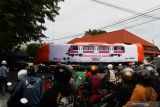 Sejumlah orang melihat pelepasan Light Rail Transit (LRT) Jabodebek trainset ke-31 di PT INKA (Persero) Madiun, Jawa Timur, Kamis (14/10/2021). Sebanyak 31 trainset LRT Jabodebek produksi PT INKA merupakan Proyek Strategis Nasional (PSN) senilai Rp3,9 triliun yang kontraknya ditandatangani PT INKA dengan PT KAI (Persero) 18 Januari 2018 dan rencananya mulai dioperasikan 17 Agustus 2022. Antara Jatim/Siswowidodo/zk.