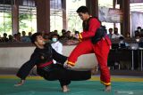 Dua pesilat saling melakukan serangan saat mengikuti seleksi cabang olahraga pencak silat untuk Pekan Olahraga Provinsi (Porprov) Jawa Timur di Gelanggang Olah Raga (GOR) Wilis Kota Madiun, Jawa Timur, Jumat (15/10/2021). Sebanyak 39 pesilat dari delapan perguruan pencak silat mengikuti seleksi tersebut guna memperebutkan tiket atlet peserta Porprov jatim yang rencananya digelar pada 2022. Antara Jatim/Siswowidodo/zk.