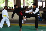 Dua pesilat saling melakukan serangan saat mengikuti seleksi cabang olahraga pencak silat untuk Pekan Olahraga Provinsi (Porprov) Jawa Timur di Gelanggang Olah Raga (GOR) Wilis Kota Madiun, Jawa Timur, Jumat (15/10/2021). Sebanyak 39 pesilat dari delapan perguruan pencak silat mengikuti seleksi tersebut guna memperebutkan tiket atlet peserta Porprov jatim yang rencananya digelar pada 2022. Antara Jatim/Siswowidodo/zk.