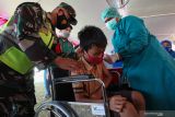 Petugas kesehatan menyuntikkan vaksin COVID-19 kepada pelajar di Lapangan Thor, Surabaya, Jawa Timur, Jumat (15/10/2021). Vaksinasi COVID-19 massal untuk pelajar yang digelar selama dua hari tersebut menyediakan 20.000 dosis vaksin per hari guna mendukung percepatan program vaksinasi COVID-19. Antara Jatim/Didik Suhartono/zk.