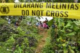 Petugas tim inafis melakukan olah tempat kejadian perkara siswa yang tewas tenggelam di Sungai Cileueur, Desa Utama, Kabupaten Ciamis, Jawa Barat, Sabtu (16/10/2021). Polres Ciamis belum memberikan keterangan resmi terkait peristiwa 11 siswa MTs Harapan Baru yang tewas dalam kegiatan pramuka susur sungai. ANTARA FOTO/Adeng Bustomi/hp.