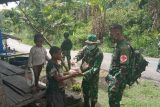 Satgas TNI Yonif 403 bagikan sembako untuk warga di perbatasan RI-PNG