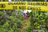 Sejumlah warga menyaksikan olah tempat kejadian perkara siswa yang tewas tenggelam di Sungai Cileueur, Desa Utama, Kabupaten Ciamis, Jawa Barat, Sabtu (16/10/2021). ANTARA FOTO/Adeng Bustomi/agr