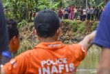 Petugas tim inafis melakukan olah tempat kejadian perkara siswa yang tewas tenggelam di Sungai Cileueur, Desa Utama, Kabupaten Ciamis, Jawa Barat, Sabtu (16/10/2021).  ANTARA FOTO/Adeng Bustomi/agr
