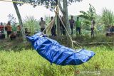 Warga mengirim paket logistik untuk korban bencana saat mengikuti simulasi pelatihan tanggap darurat bencana bersama anggota Taruna Siaga Bencana (Tagana) di kawasan Situ Cihambulu, Desa Tamanmekar, Karawang, Jawa Barat, Sabtu (16/10/2021). Kegiatan tersebut diselenggarakan untuk meningkatkan kemampuan masyarakat dan perangkat desa untuk memberikan pertolongan pertama terhadap korban bencana. ANTARA FOTO/M Ibnu Chazar/agr