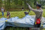 Warga mendirikan posko evakuasi saat mengikuti simulasi pelatihan tanggap darurat bencana bersama anggota Taruna Siaga Bencana (Tagana) di kawasan Situ Cihambulu, Desa Tamanmekar, Karawang, Jawa Barat, Sabtu (16/10/2021). Kegiatan tersebut diselenggarakan untuk meningkatkan kemampuan masyarakat dan perangkat desa untuk memberikan pertolongan pertama terhadap korban bencana. ANTARA FOTO/M Ibnu Chazar/agr