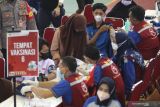 Petugas kesehatan menyuntikkan vaksin COVID-19 kepada warga di Gor Jayabaya, Kota Kediri, Jawa Timur, Sabtu (16/10/2021). Vaksinasi massal untuk warga berusia 12 ke atas tersebut menyediakan lima ribu dosis vaksin guna mendukung percepatan program vaksinasi COVID-19. Antara Jatim/Prasetia Fauzani/zk.