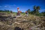 Sejumlah warga bergotong-royong membersihkan sungai Hantakan di Kecamatan Hantakan, Kabupaten Hulu Sungai Tengah, Kalimantan Selatan, Senin (18/10/2021). Wahana Lingkungan Hidup Indonesia (Walhi) Kalimantan Selatan bersama warga di empat desa melakukan aksi bersih-bersih sungai Hantakan pascabanjir bandang yang terjadi pada bulan Januari 2021 lalu serta memperingati hari bersih-bersih sedunia (World Cleanup Day). Foto Antaranews Kalsel/Bayu Pratama S.