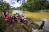 Sejumlah warga bergotong-royong membersihkan sungai Hantakan di Kecamatan Hantakan, Kabupaten Hulu Sungai Tengah, Kalimantan Selatan, Senin (18/10/2021). Wahana Lingkungan Hidup Indonesia (Walhi) Kalimantan Selatan bersama warga di empat desa melakukan aksi bersih-bersih sungai Hantakan pascabanjir bandang yang terjadi pada bulan Januari 2021 lalu serta memperingati hari bersih-bersih sedunia (World Cleanup Day). Foto Antaranews Kalsel/Bayu Pratama S.