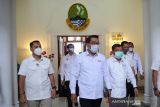 Ketua PMI Pusat Jusuf Kalla (kanan) bersama Gubernur Jawa Barat Ridwan Kamil (tengah) berjalan menuju Aula Barat Gedung Sate untuk menghadiri pelantikan Ketua Dewan Kehormatan PMI Provinsi Jawa Barat di Gedung Sate, Bandung, Jawa Barat, Senin (18/10/2021). Ketua PMI Pusat Jusuf Kalla melantik Atalia Praratya sebagai Ketua Dewan Kehormatan PMI Provinsi Jawa Barat masa bakti 2021-2026. ANTARA FOTO/Raisan Al Farisi/agr