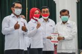 Ketua PMI Pusat Jusuf Kalla (kanan) bersama Gubernur Jawa Barat Ridwan Kamil (kiri), Ketua Dewan Kehormatan PMI Jabar Atalia Praratya (kedua kiri) dan Ketua PMI Jabar Adang Rosjana (kedua kanan) menunjukan buku ad/art saat pelantikan Ketua Dewan Kehormatan PMI Provinsi Jawa Barat di Gedung Sate, Bandung, Jawa Barat, Senin (18/10/2021). Ketua PMI Pusat Jusuf Kalla melantik Atalia Praratya sebagai Ketua Dewan Kehormatan PMI Provinsi Jawa Barat masa bakti 2021-2026. ANTARA FOTO/Raisan Al Farisi/agr