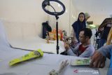 Peserta mempraktekkan cara memotret produk saat pelatihan fotografi produk UMKM di desa Kenanga, Indramayu, Jawa Barat, Minggu (17/10/2021). Pelatihan fotografi produk UMKM yang digagas oleh Desmigratif (Desa Migran Produktif) Kenanga Mandiri untuk membantu para pelaku UMKM dalam membuat foto produk yang akan dipromosikan dengan diupload di berbagai media sosial. ANTARA FOTO/Dedhez Anggara/agr