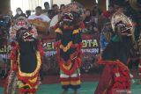 Penari barongan tampil pada simulasi pertunjukan kesenian jaranan di Gor Jayabaya, Kota Kediri, Jawa Timur, Senin (18/10/2021). Simulasi pertunjukan dengan menerapkan protokol kesehatan tersebut diselenggarakan setelah dua tahun kesenian tradisional jaranan tidak dipentaskan karena pandemi COVID-19. Antara Jatim/Prasetia Fauzani/zk