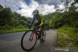 Pesepada memacu sepedanya saat Tour de Loksado di Loksado, Kabupaten Hulu Sungai Selatan Kalimantan Selatan, Senin (18/10/2021). Dinas Pariwisata Provinsi Kalimantan Selatan kembali menggelar kegiatan olahraga sepeda bertajuk Tour de Loksado dengan menempuh jarak 150 kilometer yang diikuti sebanyak 250 peserta sekaligus untuk mempromosikan pariwisata di Kalimantan Selatan. Foto Antaranews Kalsel/Bayu Pratama S.