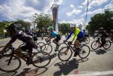 Sejumlah pesepada memacu sepedanya saat Tour de Loksado di Kandangan, Kabupaten Hulu Sungai Selatan Kalimantan Selatan, Senin (18/10/2021). Dinas Pariwisata Provinsi Kalimantan Selatan kembali menggelar kegiatan olahraga sepeda bertajuk Tour de Loksado dengan menempuh jarak 150 kilometer yang diikuti sebanyak 250 peserta sekaligus untuk mempromosikan pariwisata di Kalimantan Selatan. Foto Antaranews Kalsel/Bayu Pratama S.