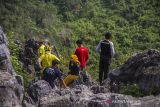 Sejumlah pengunjung berada di puncak wisata Bukit Batu Langara di kawasan Geopark Meratus, Kecamatan Loksado, Kabupaten Hulu Sungai Selatan, Kalimantan Selatan, Senin (18/10/2021). Pemerintah Kalimantan Selatan tengah mengajukan Geopark Meratus untuk menjadi UNESCO Global Geopark (UGG) dengan potensi keberagaman geologi, biologi, dan budaya yang dimilikinya dan penilaian oleh badan PBB tersebut akan dilakukan pada tahun 2022. Foto Antaranews Kalsel/Bayu Pratama S.