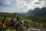 Sejumlah pengunjung berada di puncak wisata Bukit Batu Langara di kawasan Geopark Meratus, Kecamatan Loksado, Kabupaten Hulu Sungai Selatan, Kalimantan Selatan, Senin (18/10/2021). Pemerintah Kalimantan Selatan tengah mengajukan Geopark Meratus untuk menjadi UNESCO Global Geopark (UGG) dengan potensi keberagaman geologi, biologi, dan budaya yang dimilikinya dan penilaian oleh badan PBB tersebut akan dilakukan pada tahun 2022. Foto Antaranews Kalsel/Bayu Pratama S.