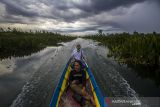 Pengunjung menggunakan kelotok (perahu bermesin) untuk menuju makam Syekh Muhammad Ilyas (Datu Muning) di Desa Sungai Rutas, Kabupaten Tapin, Kalimantan Selatan, Senin (18/10/2021). Kabupaten Tapin terkenal memmpunyai obyek wisata religi yang menarik dikunjungi salah satunya makam Datu Muning untuk menuju ke makam tersebut pengunjung di ajak menyusuri sungai Rutas menggunakan kelotok (perahu bermesin). Foto Antaranews Kalsel/Bayu Pratama S.