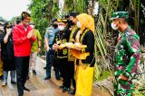 Presiden Jokowi disambut prosesi adat tepung tawar di Tana Tidung