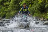 Penggiat motor trail melintas di Sungai Kapiyau di Dusun Pantai Mangkiling, Kecamatan Hantakan, Kabupaten Hulu Sungai Tengah, Kalimantan Selatan, Selasa (19/10/2021). Pengelola wisata Pedalaman Pegunungan Meratus (P2M) membuka jalur wisata jelajah hutan Pegunungan Meratus bagi penghobi dan penggiat motor trail yang ingin merasakan sensai jalur sungai hingga menuju beberapa air terjun yang ada di kawasan wisata tersebut. Foto Antaranews Kalsel/Bayu Pratama S.