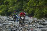 Warga menggunakan motor trail melintas di Sungai Kapiyau di Dusun Pantai Mangkiling, Kecamatan Hantakan, Kabupaten Hulu Sungai Tengah, Kalimantan Selatan, Selasa (19/10/2021). Pengelola wisata Pedalaman Pegunungan Meratus (P2M) membuka jalur wisata jelajah hutan Pegunungan Meratus bagi penghobi dan penggiat motor trail yang ingin merasakan sensai jalur sungai hingga menuju beberapa air terjun yang ada di kawasan wisata tersebut. Foto Antaranews Kalsel/Bayu Pratama S.