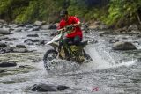 Warga menggunakan motor trail melintas di Sungai Kapiyau di Dusun Pantai Mangkiling, Kecamatan Hantakan, Kabupaten Hulu Sungai Tengah, Kalimantan Selatan, Selasa (19/10/2021). Pengelola wisata Pedalaman Pegunungan Meratus (P2M) membuka jalur wisata jelajah hutan Pegunungan Meratus bagi penghobi dan penggiat motor trail yang ingin merasakan sensai jalur sungai hingga menuju beberapa air terjun yang ada di kawasan wisata tersebut. Foto Antaranews Kalsel/Bayu Pratama S.