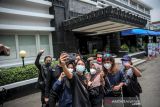 Sejumlah atlet dan ofisial cabang olahraga catur kontingen Jabar melakukan swafoto setelah menjalani karantina di Hotel Grand Preanger, Bandung, Jawa Barat, Selasa (19/10/2021). Sebanyak 170 atlet kontingen Jawa Barat dari berbagai cabang olahraga telah menjalani masa karantina selama lima hari guna mengantisipasi penyebaran COVID-19. ANTARA FOTO/Raisan Al Farisi/agr