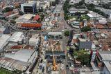 Foto udara pembangunan jalan layang di Jalan Soekarno-Hatta, Cibaduyut, Bandung, Jawa Barat, Selasa (19/10/2021). Kementerian PUPR melalui Direktorat Jenderal Bina Marga menargetkan pembangunan jalan layang di Jalan Soekarno-Hatta tersebut ditargetkan akan rampung pada November 2022 mendatang dan diharapkan mampu mengurai kemacetan yang kerap kali terjadi di kawasan tersebut. ANTARA FOTO/Raisan Al Farisi/agr