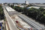 Foto udara pembangunan jalan layang di Jalan Soekarno-Hatta, Cibaduyut, Bandung, Jawa Barat, Selasa (19/10/2021). Kementerian PUPR melalui Direktorat Jenderal Bina Marga menargetkan pembangunan jalan layang di Jalan Soekarno-Hatta tersebut ditargetkan akan rampung pada November 2022 mendatang dan diharapkan mampu mengurai kemacetan yang kerap kali terjadi di kawasan tersebut. ANTARA FOTO/Raisan Al Farisi/agr