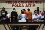 Polisi menunjukkan tersangka serta barang bukti saat ungkap kasus peredaran narkoba di Polda Jawa Timur, Surabaya, Jawa Timur, Selasa (19/10/2021). Ditresnarkoba Polda Jawa Timur bersama KPPBC Tipe Madya Pabean Tanjung Perak mengamankan kiriman tiga paket berisi sabu dengan berat total enam kilogram dan menangkap dua tersangka LK (30) serta ZN (28) yang diduga penerima salah satu paket berisi sabu  seberat dua kilogram itu, sedangkan dua paket lainnya yang berisi sabu seberat empat kilogram masih dalam penyelidikan pihak kepolisian.  Antara Jatim/Didik Suhartono/zk