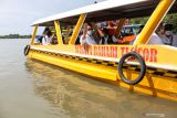 Menteri Kelautan dan Perikanan (KKP) Wahyu Sakti Trenggono menaiki perahu sesuai meninjau Pulau Lusi di Tlocor, Sidoarjo, Jawa Timur, Selasa (19/10/2021). Kunjungan tersebut dalam rangka melihat pengembangan secara langsung pulau lumpur Sidoarjo (Lusi) sebagai destinasi untuk konservasi alam dan kelompok sadar wisata. Antara Jatim/Umarul Faruq/zk