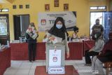Warga menggunakan hak pilihnya pada Pemilihan Kepala Desa (Pilkades) serentak di TPS 12 Desa Cibiru Hilir, Kabupaten Bandung, Jawa Barat, Rabu (20/10/2021). Kementerian Dalam Negeri menyetujui Pilkades di 49 desa yang berada di 24 kecamatan di Kabupaten Bandung secara serentak pada hari ini (20/10) setelah tertunda sejak Juli 2021 akibat pandemi COVID-19. ANTARA FOTO/Raisan Al Farisi/agr