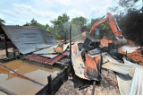 Petugas merobohkan tempat penyulingan minyak mentah ilegal menggunakan alat berat di Jambi Luar Kota, Muarojambi, Jambi, Selasa (19/10/2021). Tempat penyulingan ilegal yang pada Senin (18/10) kemarin sempat terbakar dan pernah ditutup beberapa hari sebelumnya, kini ditutup kembali oleh aparat Kepolisian Sektor Jambi Luar Kota bersama instansi terkait guna penyelidikan lebih lanjut. ANTARA FOTO/Wahdi Septiawan/aww. 