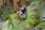 Pekerja menyelesaikan produksi manisan mangga di sentra produksi Kenanga Mandiri, Desa Kenanga, Sindang, Indramayu, Jawa Barat, Rabu (20/10/2021). Kementerian Koperasi dan Usaha Kecil Menegah optimis sebanyak 30 juta UMKM go digital melalui program Bangga Buatan Indonesia pada 2024 tercapai. ANTARA FOTO/Dedhez Anggara/agr