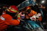 EVAKUASI KORBAN KECELAKAAN DI SURABAYA. Tim Rescue Dinas Pemadam Kebakaran Kota Surabaya mengevakuasi pengemudi mobil berinisial FS (36 Thn) keluar dari mobilnya yang ringsek di Jalan Kapasari, Surabaya, Jawa Timur, Kamis (21/10/2021) dini hari. Mobil Suzuki Carry bernopol L 1509 SO yang dikemudikan FS (36) serta membawa tiga penumpang tersebut ringsek menghantam truk di depannya usai ditabrak truk tangki air bernopol M 9976 NA dari belakang. Antara Jatim/Didik Suhartono/zk