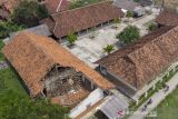 Foto udara kondisi atap bangunan sekolah yang ambruk di SDN Rengasdengklok Selatan VI, Karawang, Jawa Barat, Kamis (21/10/2021). Atap dua ruang kelas di sekolah tersebut ambruk pada Sabtu (18/10/2021) akibat kondisi bangunan yang sudah lapuk. ANTARA FOTO/M Ibnu Chazar/agr