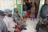 TNI/Polri bantu penyaluran bansos pangan warga di Paniai Papua