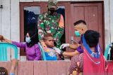Personel TNI-Dinkes beri vitamin untuk balita di Mimika