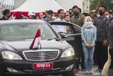 Presiden Joko Widodo melayani warga yang ingin berfoto bersama usai meresmikan jembatan Sungai Alalak di Banjarmasin, Kalimantan Selatan, Kamis (21/10/2021). Dalam kunjungan kerja di Kalimantan Selatan, Presiden Joko Widodo melakukan serangkaian kegiatan seperti peresmian pabrik biodiesel level B30 di Kabupaten Tanah Bumbu, meninjau pelaksanaan vaksinasi COVID-19 di RS Anshari Saleh dan peresmian Jembatan Sungai Alalak di Banjarmasin. Foto Antaranews Kalsel/Bayu Pratama S.