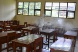 Anggota Palang Merah Indonesia (PMI) Kota Tasikmalaya menyemprotkan cairan disinfektan di ruang SMA Negeri 8 Kota Tasikmalaya, Jawa Barat, Kamis (21/10/2021). PMI Kota Tasikmalaya melakukan penyemprotan disinfektan di sejumlah sekolah sebagai upaya pencegahan penyebaran COVID-19 selama berlangsungnya kegiatan pembelajaran tatap muka terbatas. ANTARA FOTO/Adeng Bustomi/agr